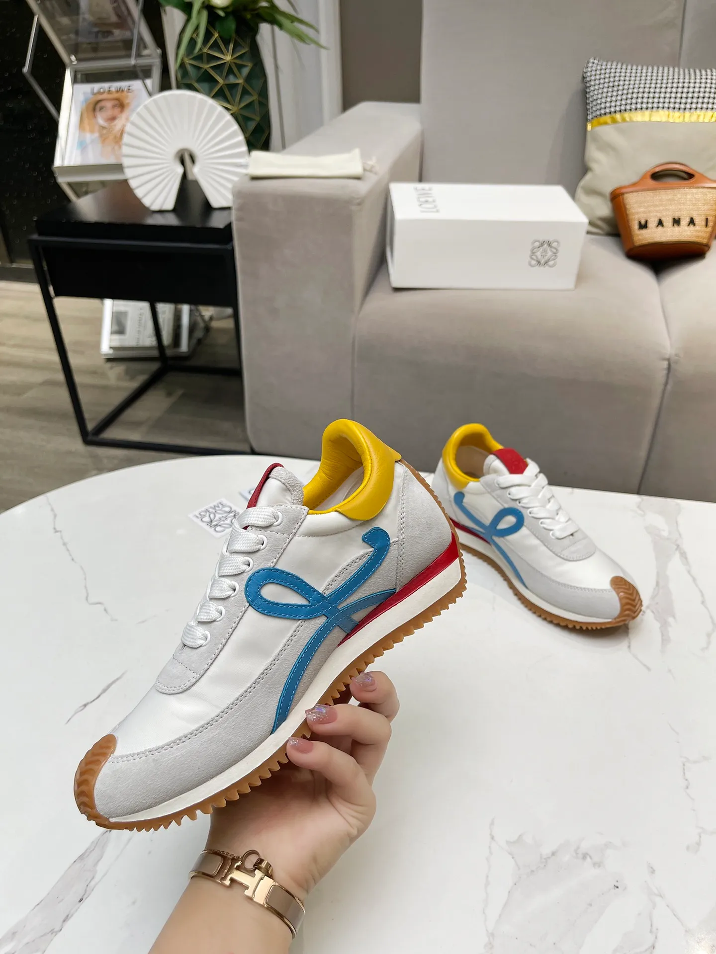 👟👟Ex-factory price 520👟👟 Men's code +10 Women's model: 35--39 (customized code 40 for women), Men's model: 40--44 (customized code 45 for men), 🔥🔥Hot LOEWE 2024 latest inner color block moral training shoes Forrest Gump shoes super good-looking super versatile color block stitching upper Very high-end hidden inner vagina 4cm! The heel has a novel design, is soft and comfortable, and has an exclusive brand logo on the side. It will be rated as the most comfortable sneaker of the year and is a must-have for your shoe cabinet!  The upper is made of special original cowhide + original cloth imported from Australia. The cowhide insole / original private model is exclusively customized with a 1:1 outsole!  Complete set in original packaging.